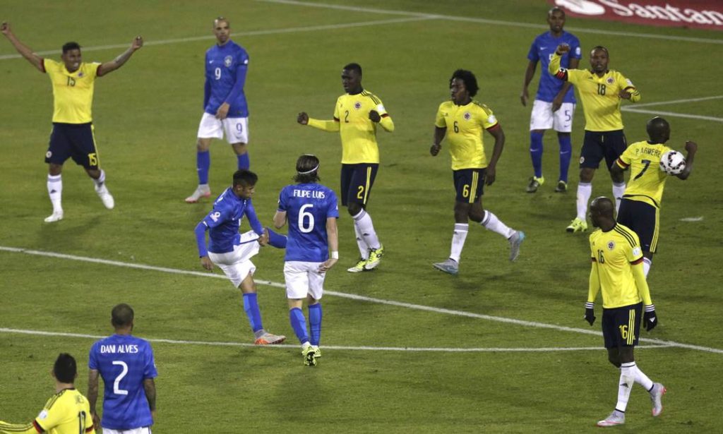Neymar chuta a bola em Armero e começa a confusão (foto: Ueslei Marcelino/Reuters)