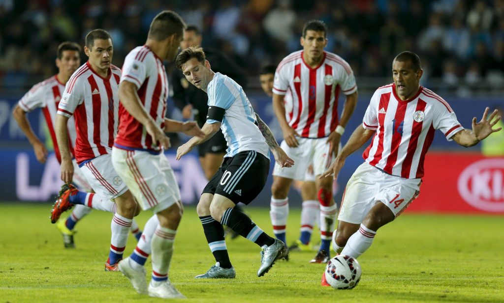 Messi cercado de adversários,  contra o Paraguay, na partida semifinal (Foto: EPA/Juan Carlos Cardenas)
