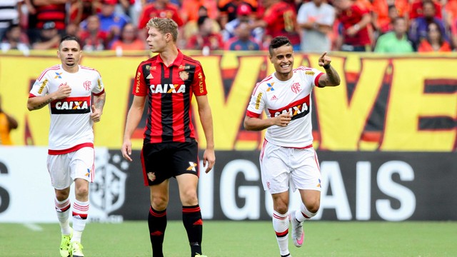 Éverton comemora o gol da vitória (Foto: Aldo Carneiro/Pernambuco Press)