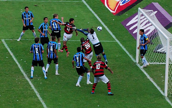 Final do Brasileirão de 2009: jogo duro, decidido com gol de Angelim.