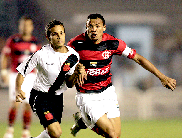 Morais e Jônatas disputam a bola em um clássico entre Vasco e Flamengo. (Foto: Reuters)