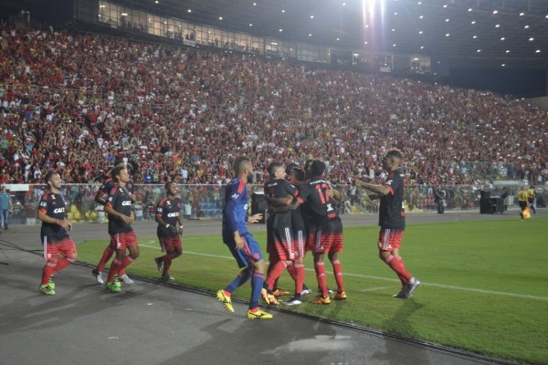 Casa cheia para Flamengo e América-MG, no Estádio Kleber Andrade (Foto: Ricardo Medeiros e Fernando Madeira)