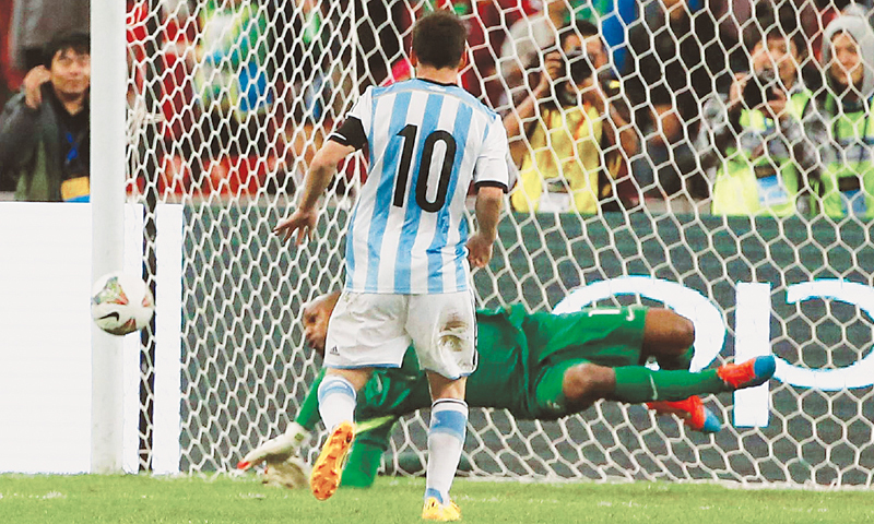 Jefferson defendendo pênalti de Messi (Foto: Reuters)
