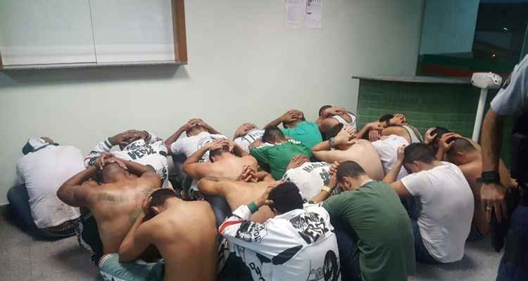 Palmeirenses detidos ontem em Brasília (Foto: PMDF/Divulgação)
