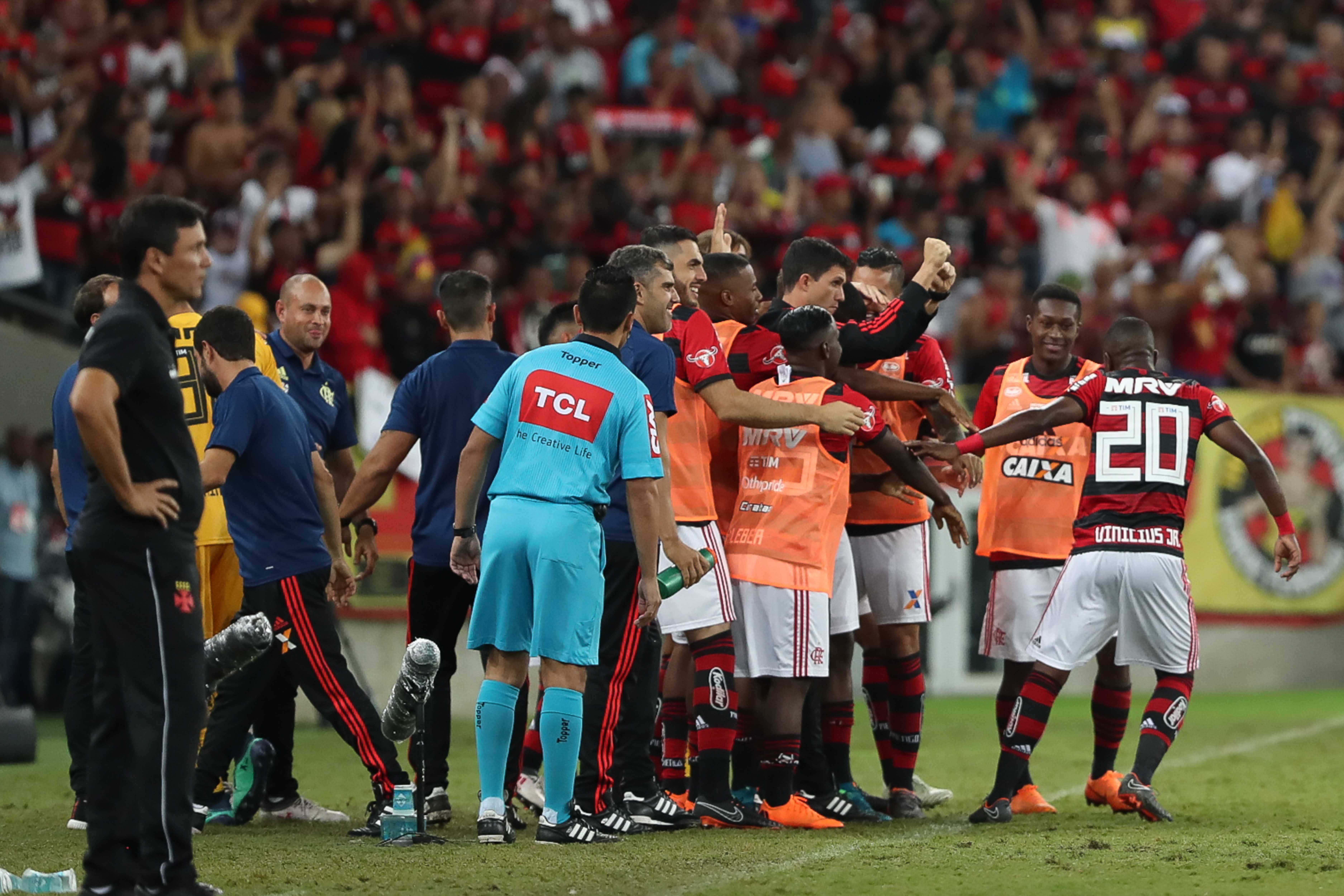 Contra tudo, posta auxiliar do Vasco após gol mal anulado contra