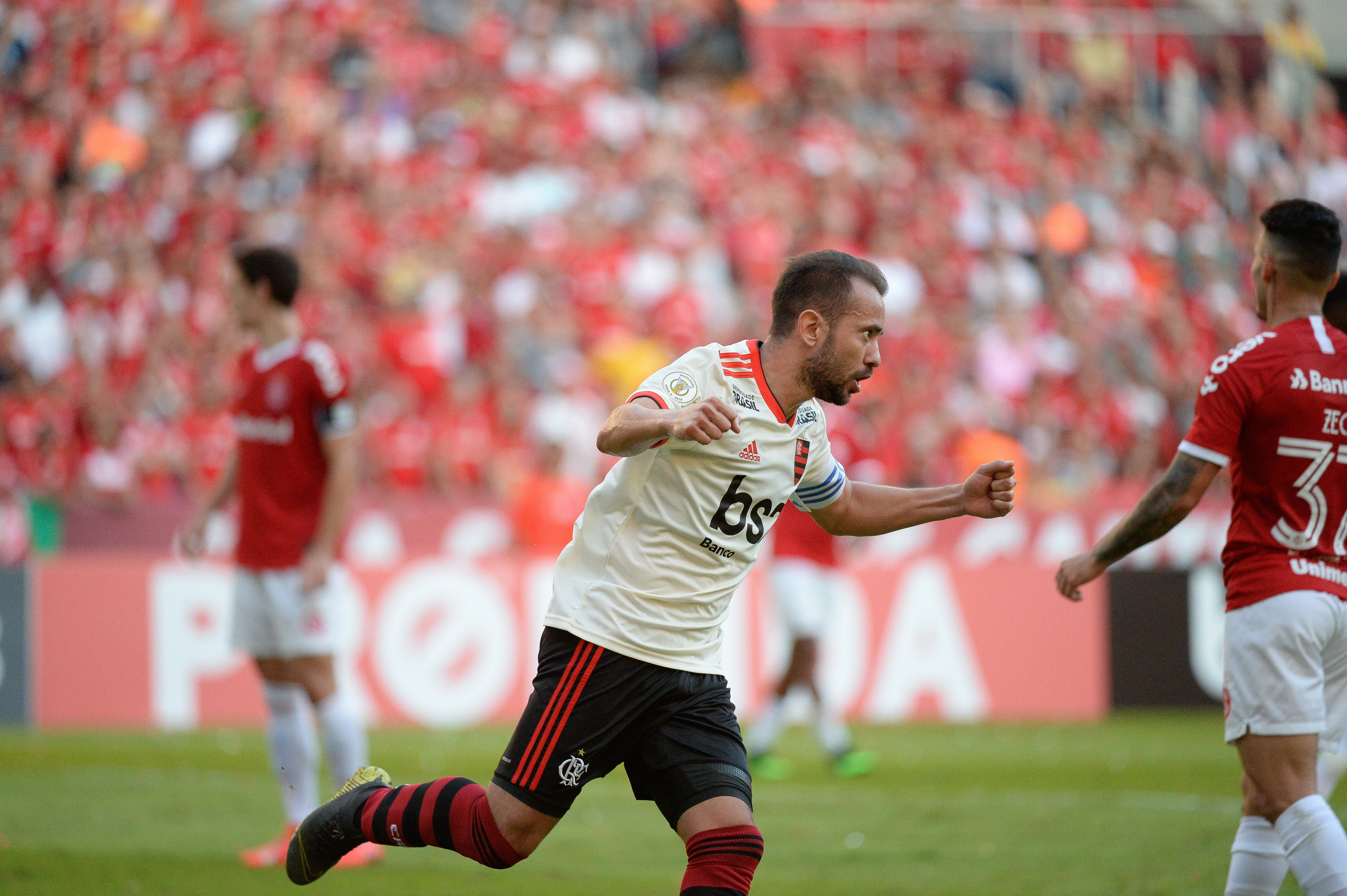 Um jogador de ferradura lança a ferradura em A com uma veloc