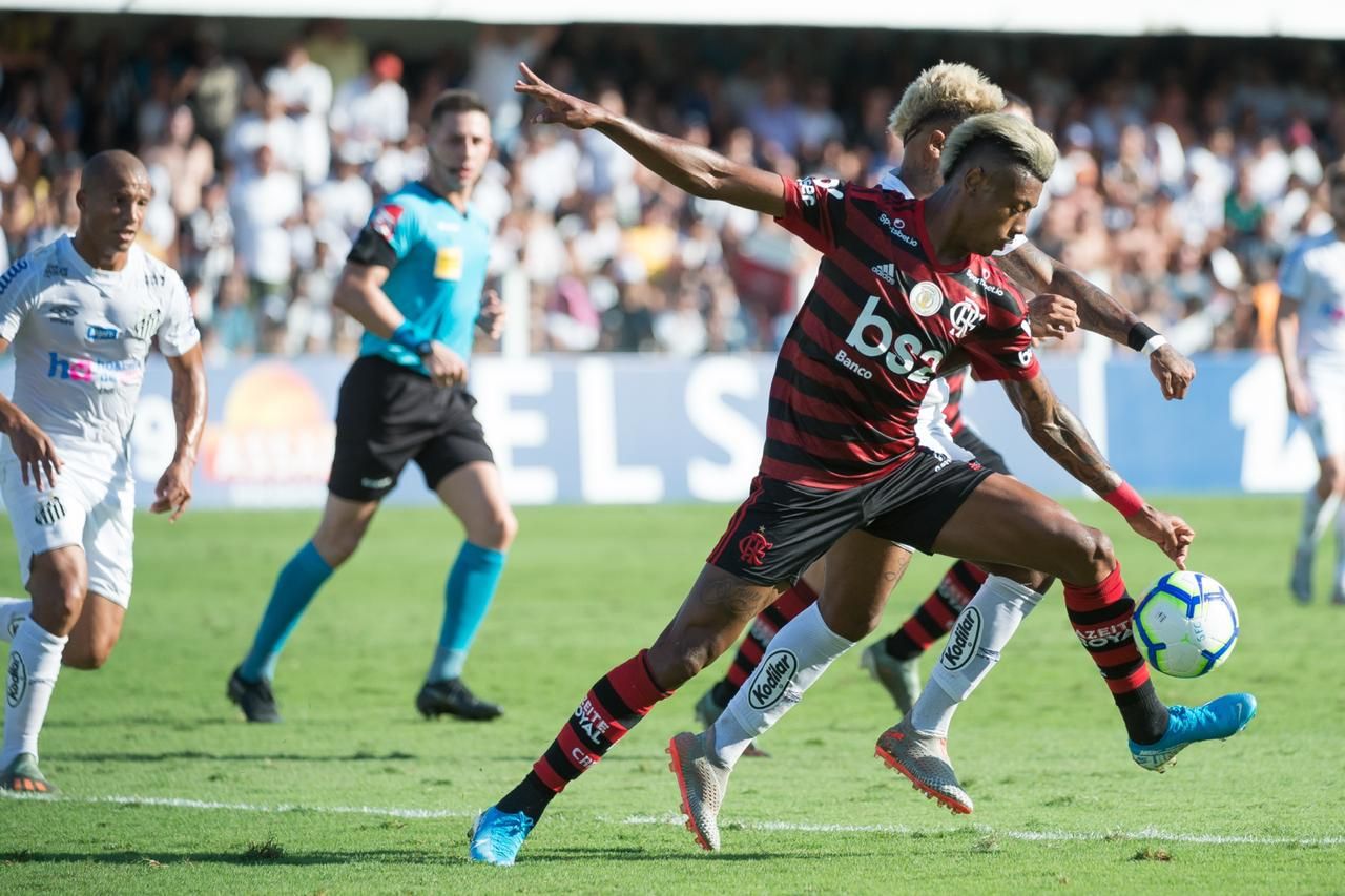 De óculos, Bruno Henrique vai a campo em treino do Santos após grave lesão  no olho, santos