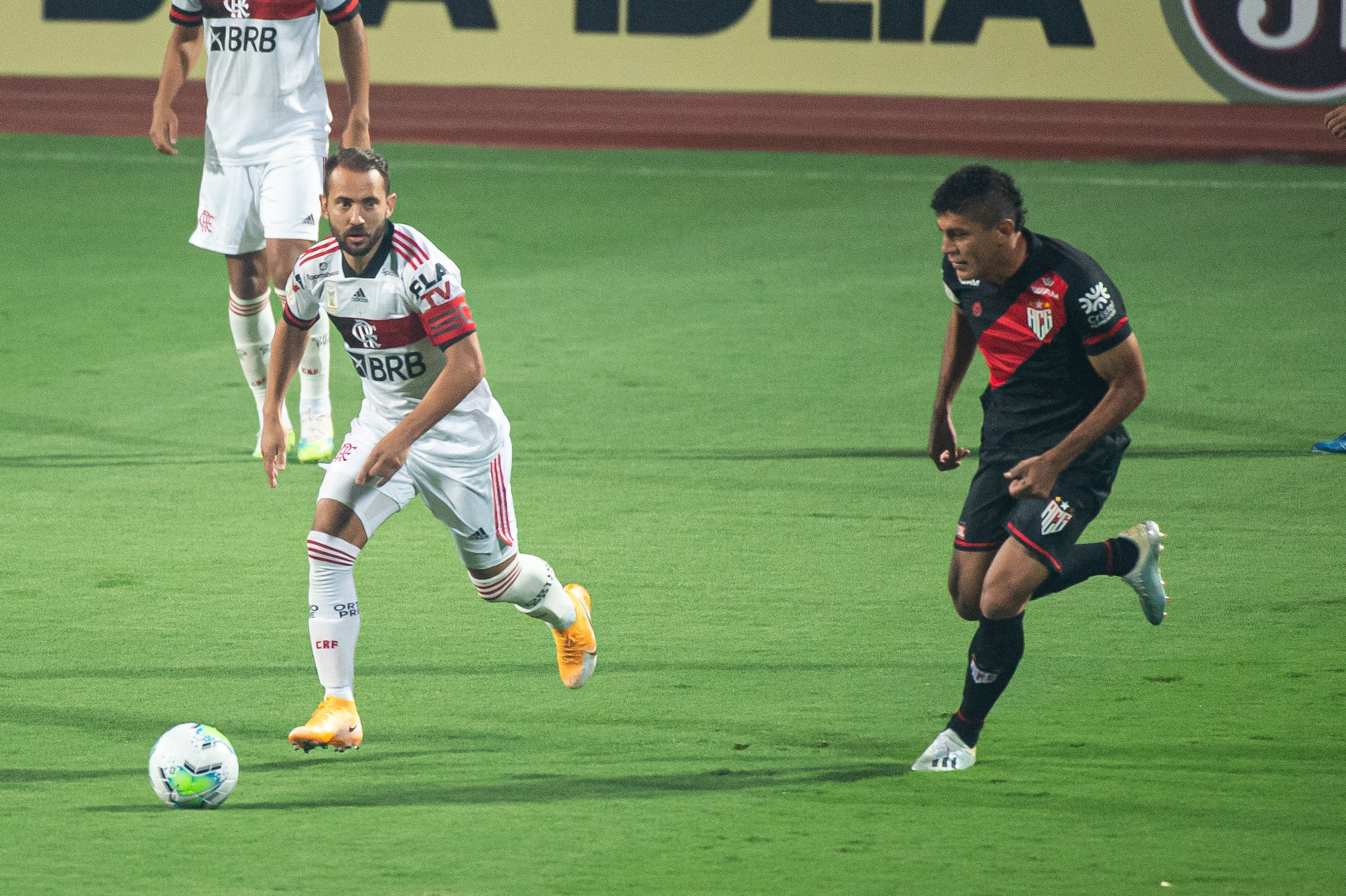 Técnico do Santa Cruz praticamente define o time e minimiza empate