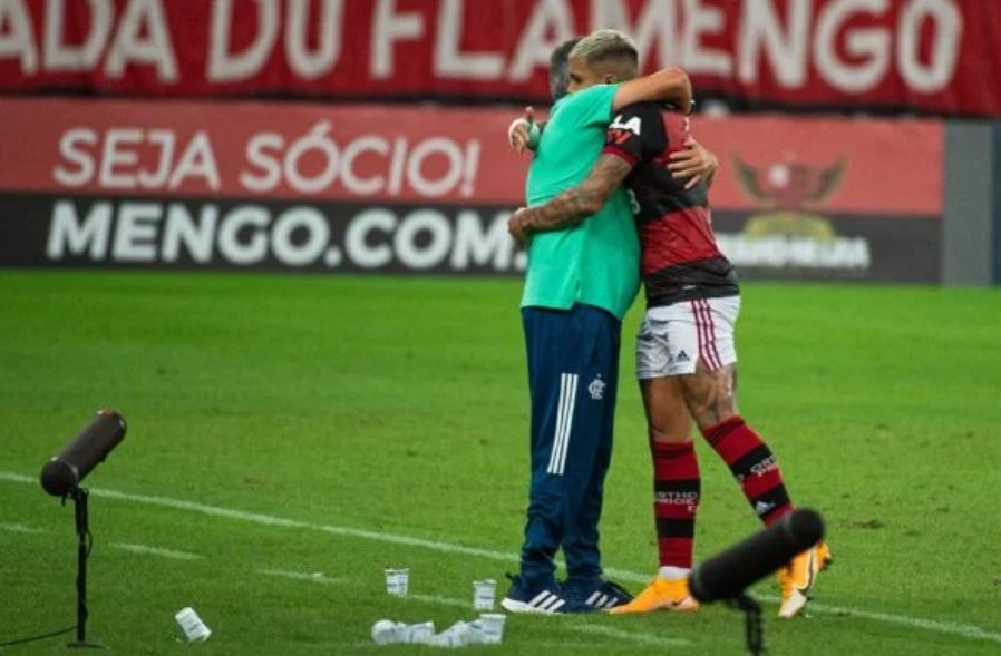 Bruno Henrique treina com óculos para prática de esporte