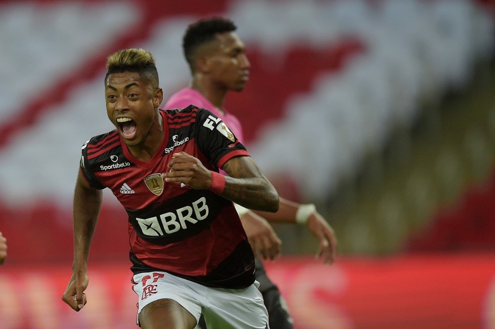 Gabigol iluminado: 10 jogos seguidos marcando gols no Brasileiro 