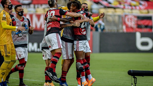 Um emocionante jogo de futebol acontecendo em um local incomum e