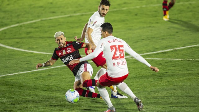 Flamengo confirma Isla e corre para ter lateral em campo na