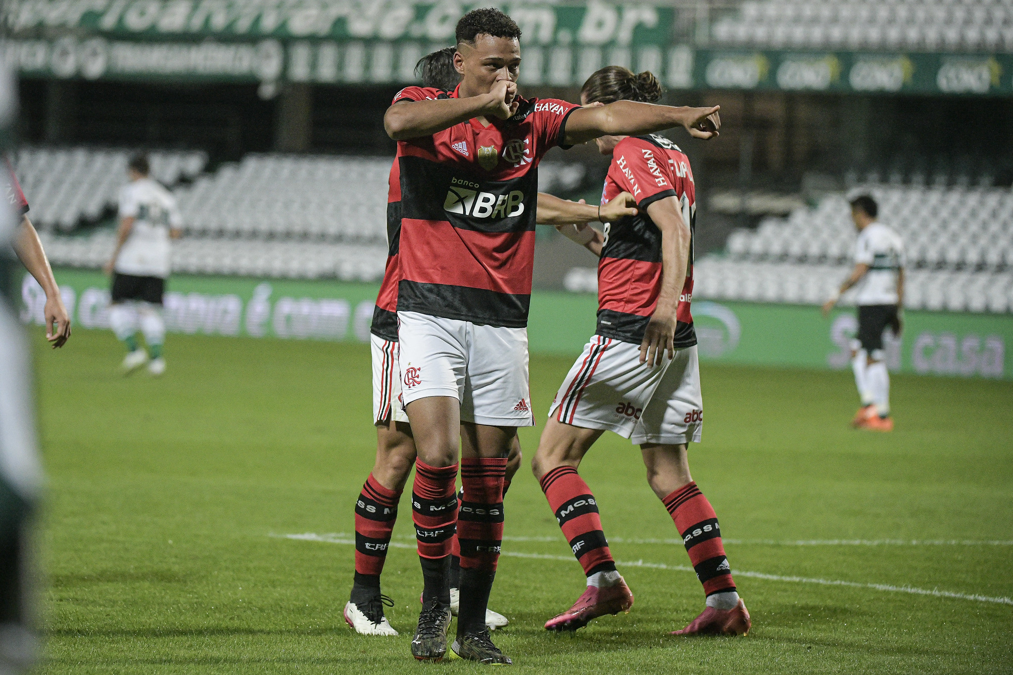 Isla se reapresenta ao Flamengo, é multado e está fora do clássico contra  Vasco pelo Carioca, Flamengo
