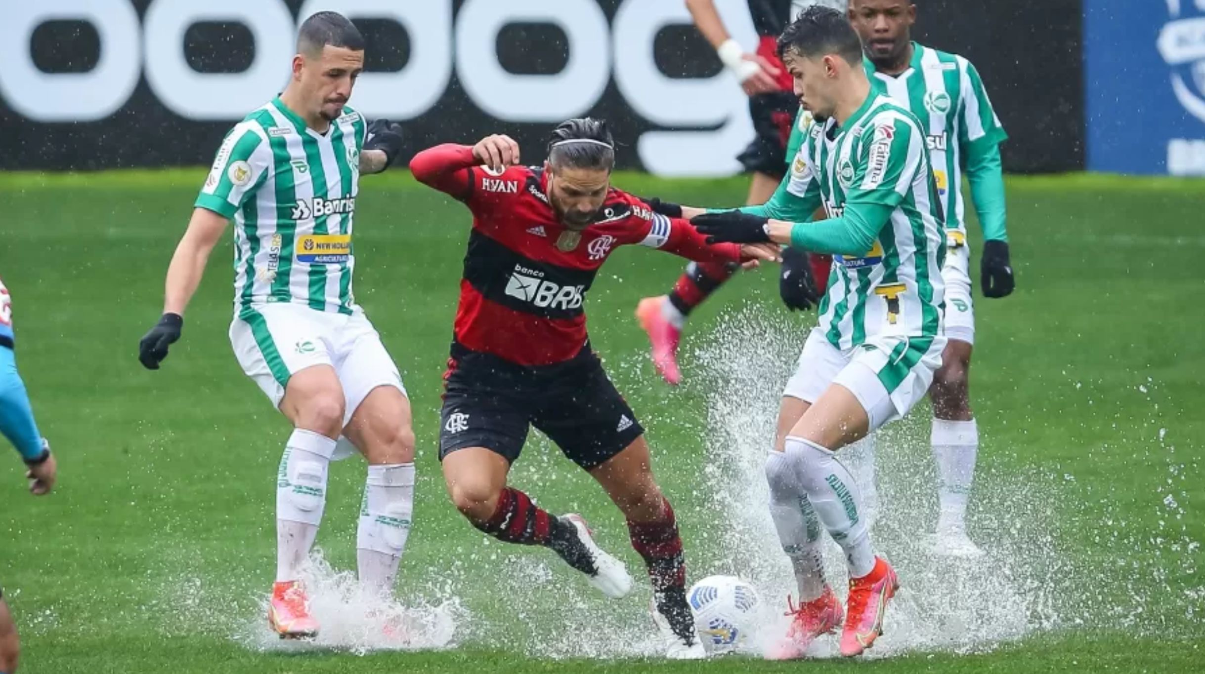 Jogador de futebol colocando a bola na grama ângulo baixo do jogador de  futebol colocando a bola na grama em cobrança de falta