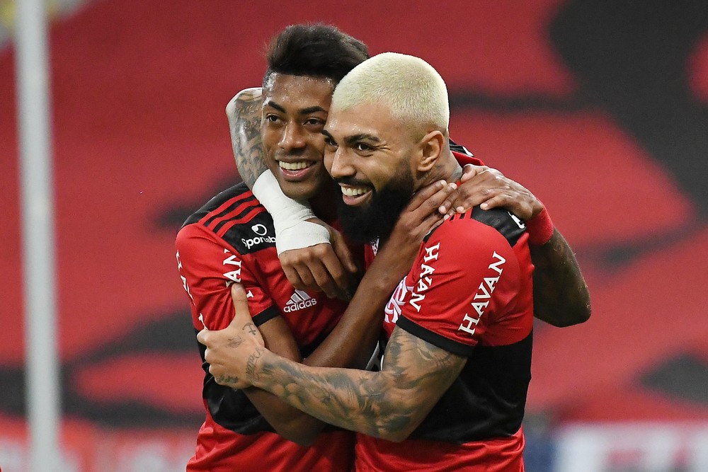 André Santos faz homenagem ao aniversário da mulher, e torcedores do  Flamengo reclamam em post - Flamengo - Extra Online