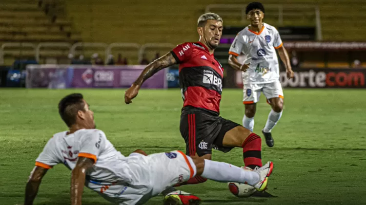 Léo Pereira critica sistema defensivo do Flamengo por lances de