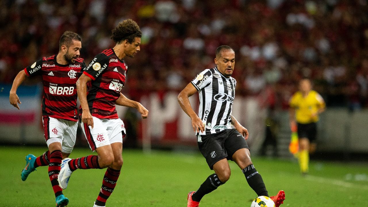 Isla chega ao Rio e é recebido pela torcida do Flamengo