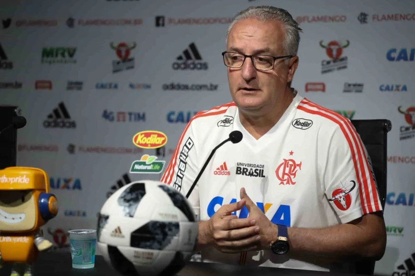 Foi promessa do Flamengo, fracassou na Europa e agora irá enfrentar o  Mengão