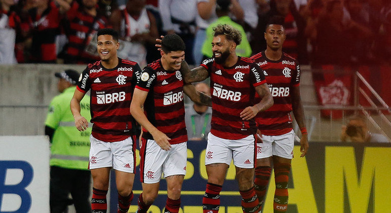 Flamengo: torcedores se irritam com suposta não marcação de pênalti contra  o Palmeiras