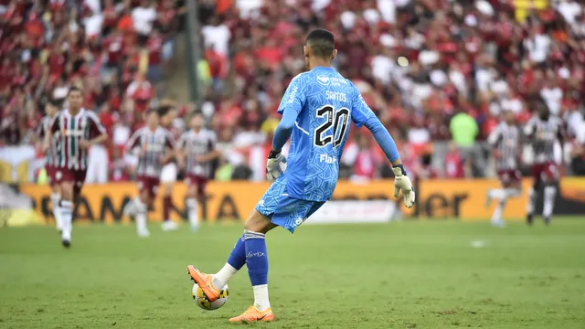 Menino Que Joga O Futebol - Tomando Um Lance Dentro Imagem de