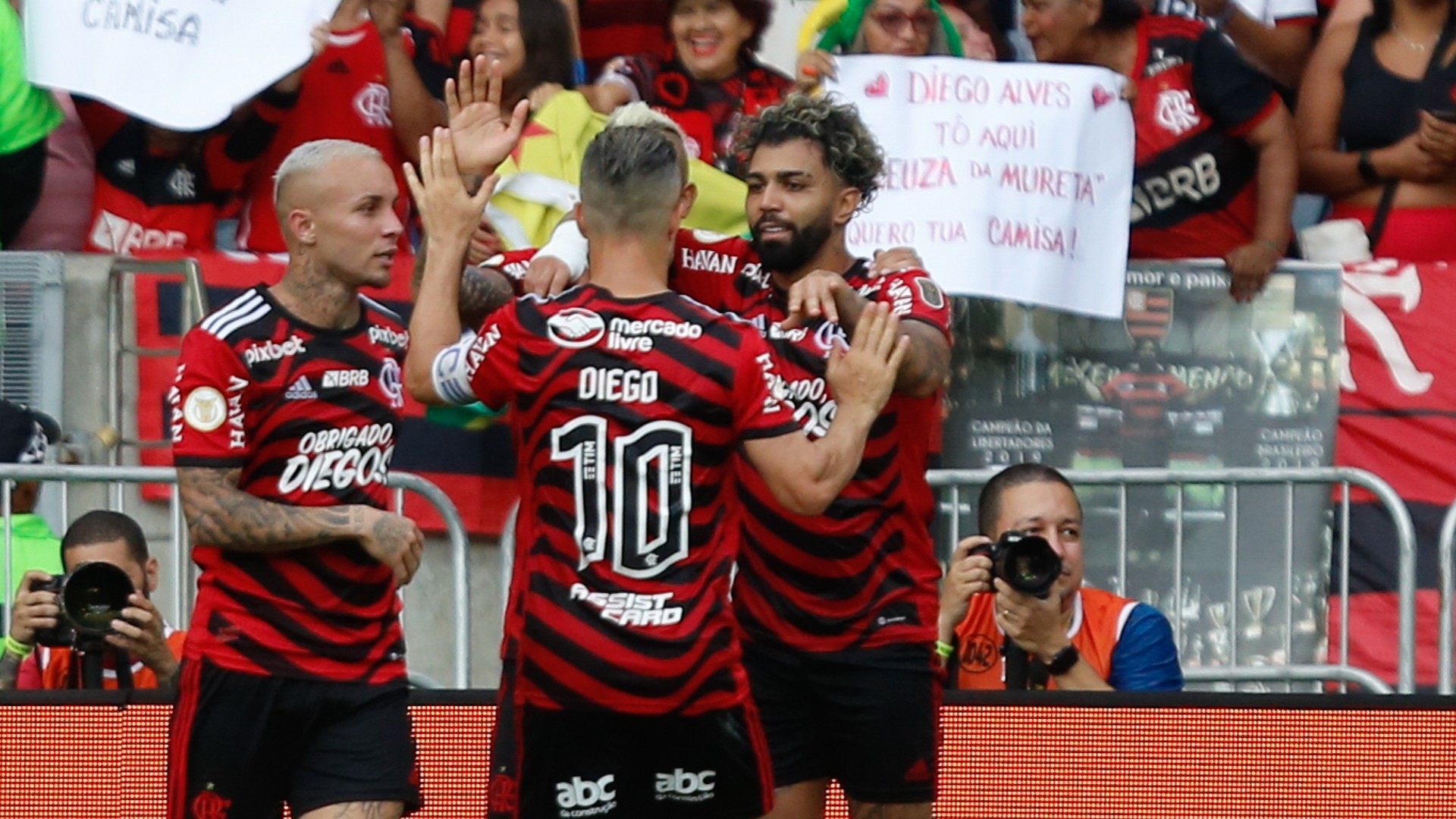 Gabigol é o sexto jogador na história a vestir as camisas 10 de