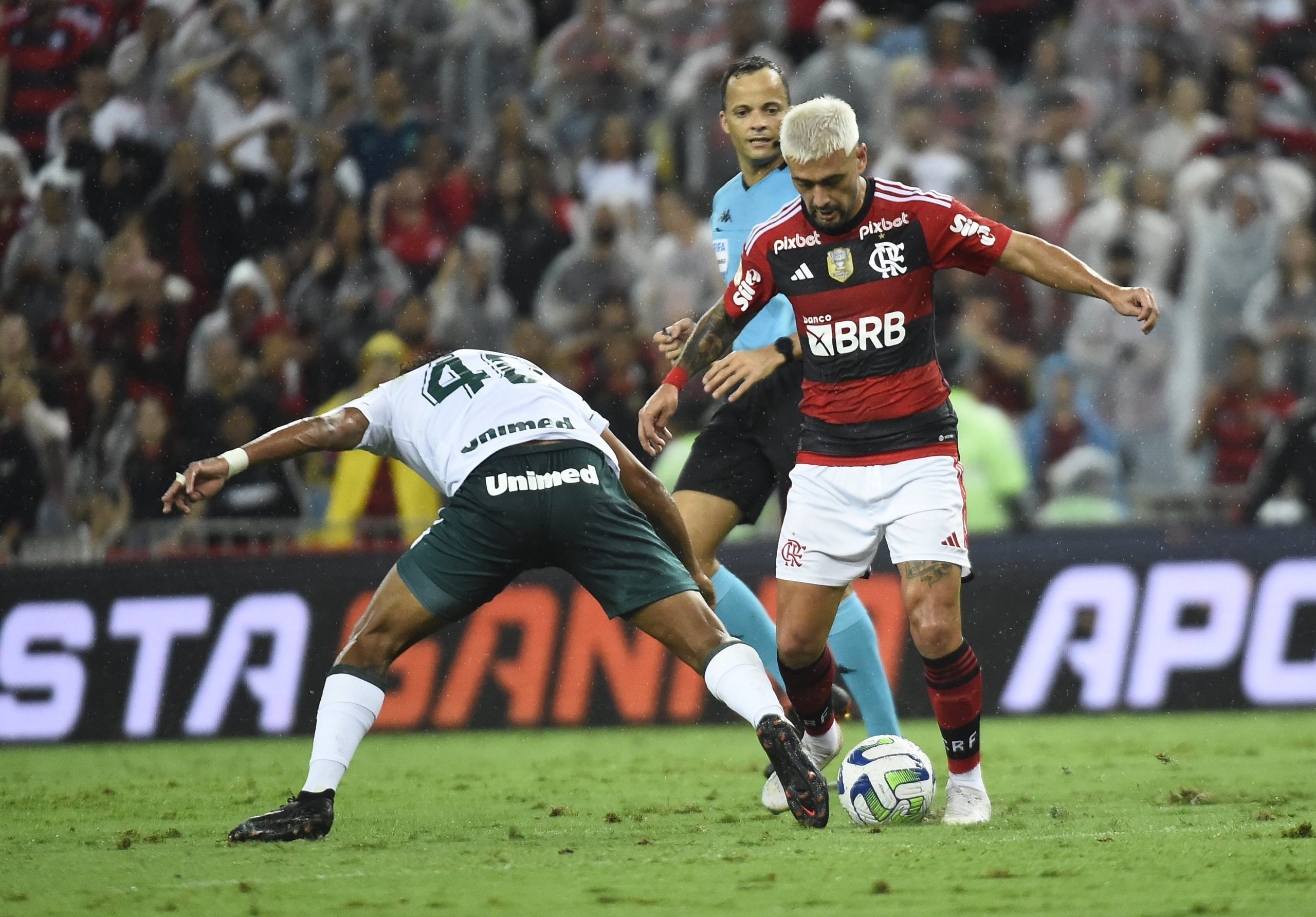 Lance de Craque: D'Ale dá show nos 2 times e vira até juiz por causa nobre