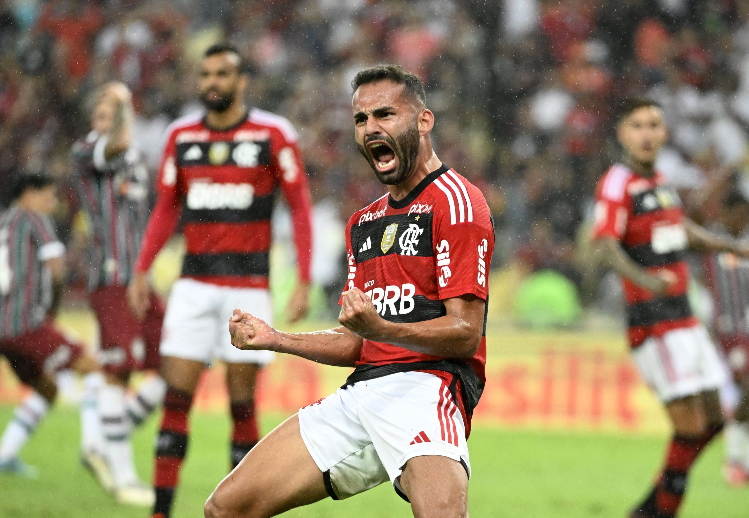 Salve o Corinthians! Torcedores do Flamengo agradecem a 'força' para título