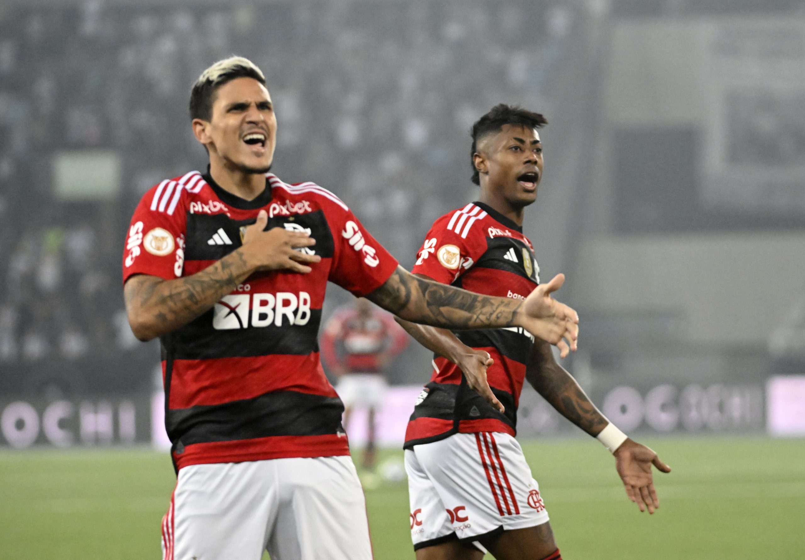 Ayrton Lucas chega ao Rio e comemora acerto com o Flamengo: 'Não