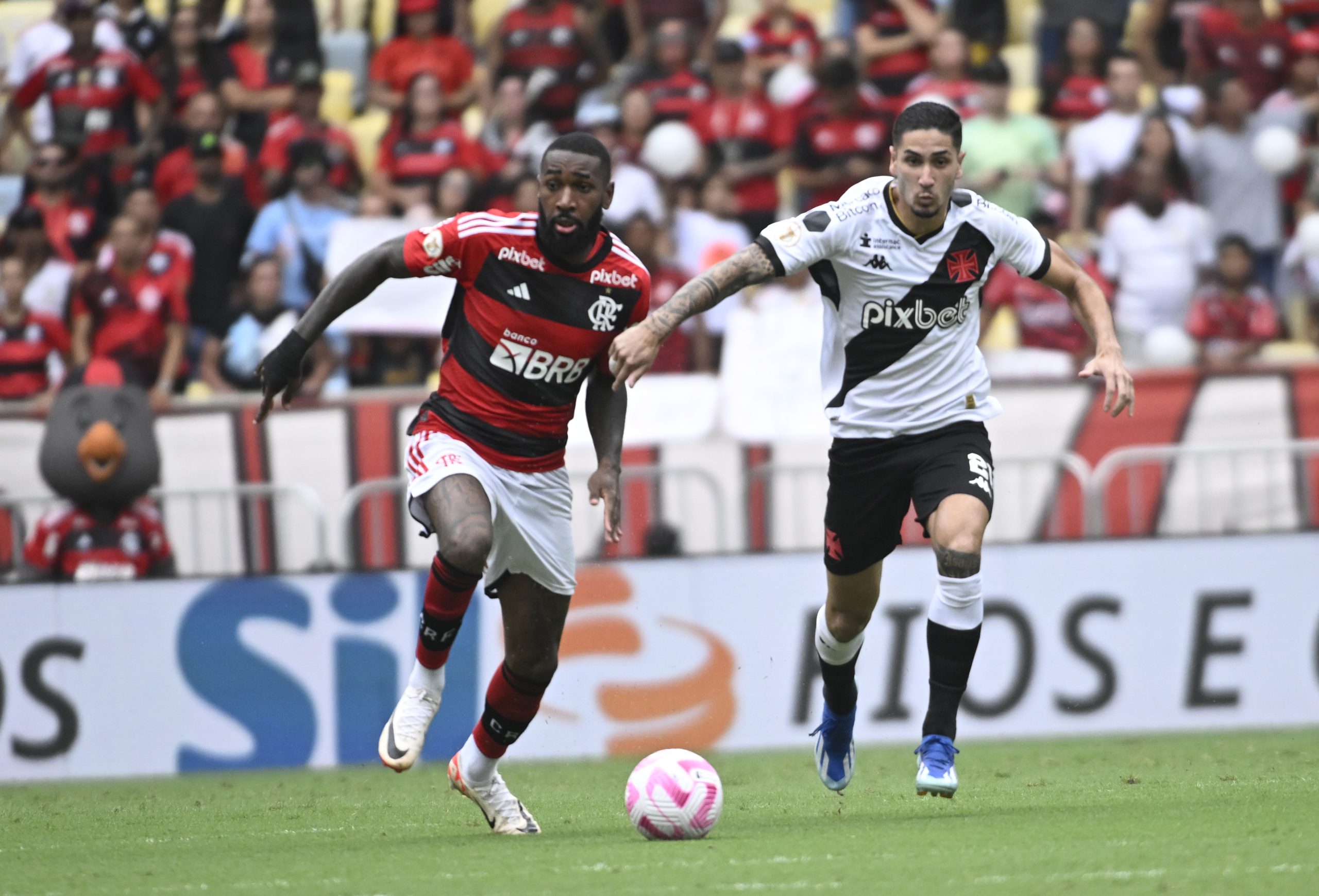 Gabigol e Matheus Cunha no último jogo. Na primeira imagem, o atacante  indica o lado que o adversário iria cobrar o pênalti pelo posicionamento do  jogador. Na segunda, faz questão de ir