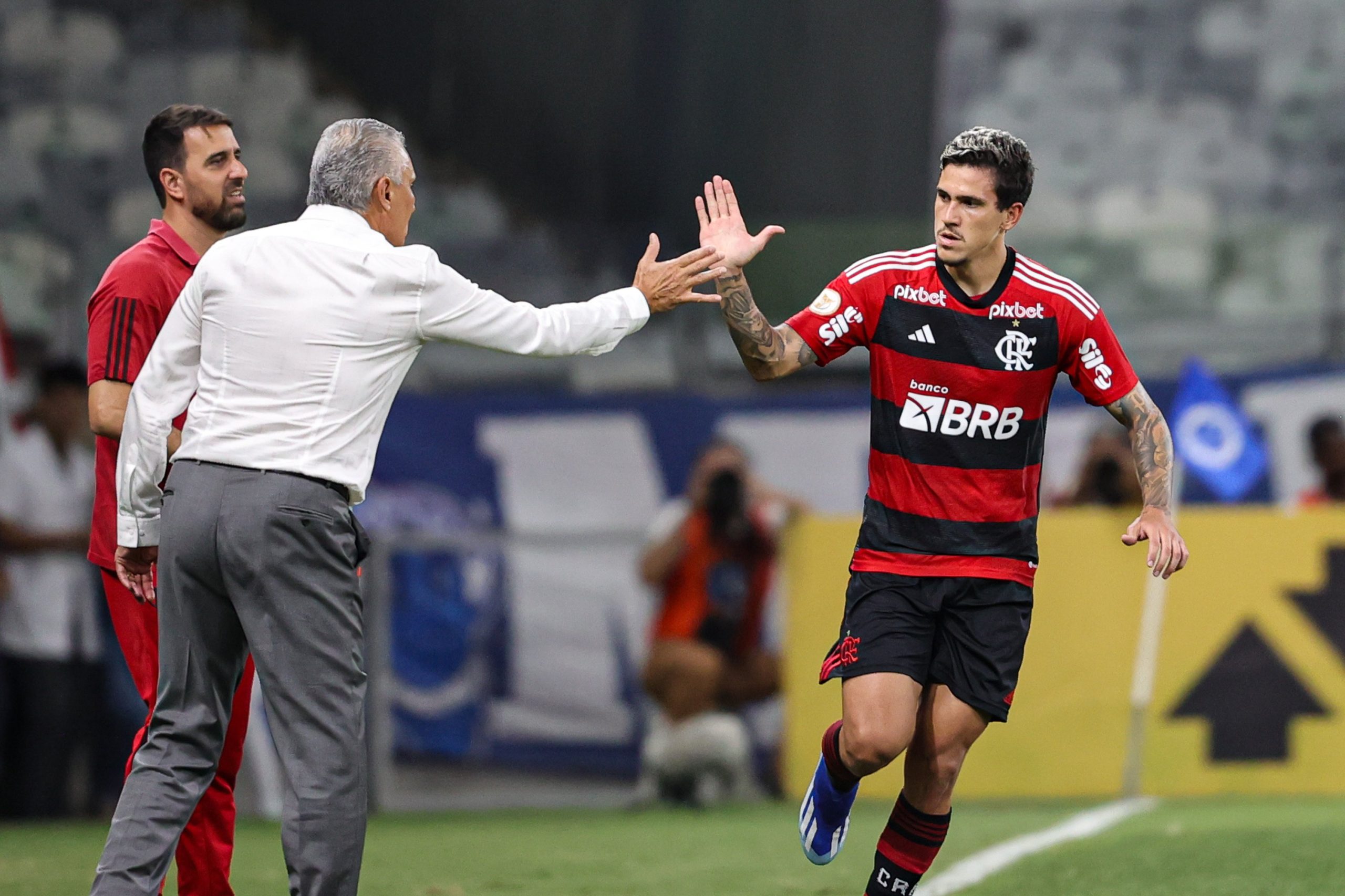 Menino Que Joga O Futebol - Tomando Um Lance Dentro Imagem de