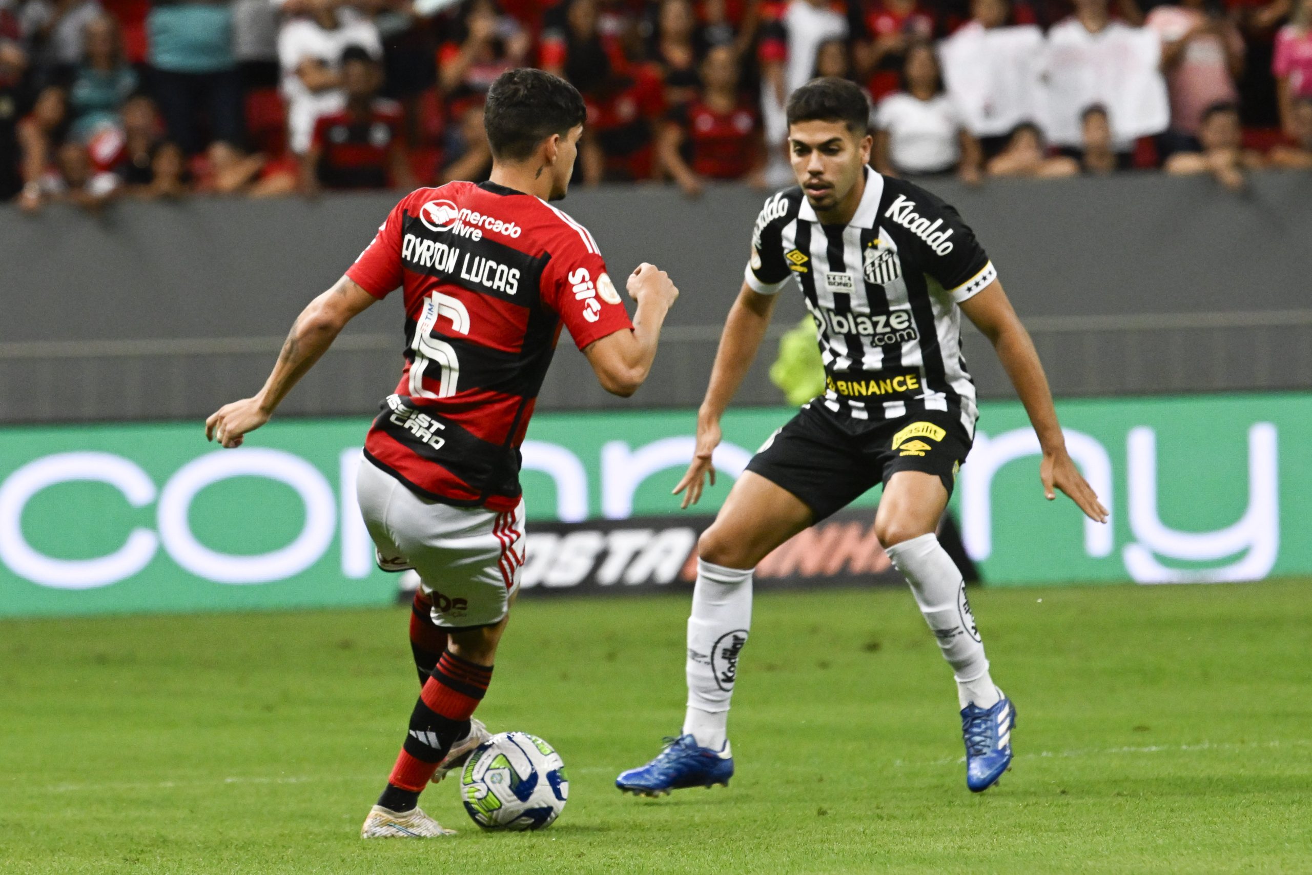 Flamengo 2 x 1 Inter: Fla vence de virada em jogo com expulsão de Rodinei e  fica perto do título brasileiro